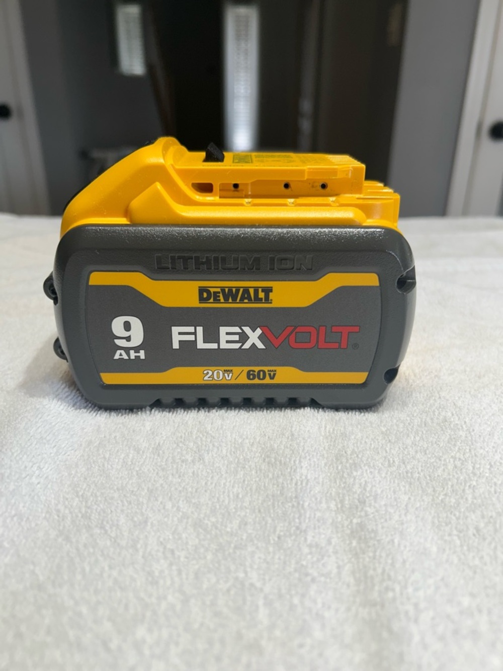 DEWALT FLEXVOLT 9Ah Lithium-Ion Battery - Yellow/Grey